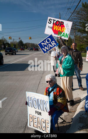 Bingham Farms, Michigan - Aktivisten halten Frieden unterzeichnet gegnerischen Krieg gegen den Iran während des Wartens auf Präsident Obama Motorcade übergeben. Der Präsident besuchte eine Kampagne Spendenaktion in der Nähe. Stockfoto