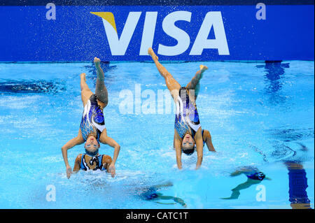 19.04.2012. London, England. Team Japan (JPN) (ADACHI Yumi, HAKOYAMA Aika, ITOY AMA Mayo, KOBAYASHI Chisa, MITSUI Risako, NAKAMURA Matte, SAKAI Manko und YOSHIDA Kurumi) in Aktion während der Duette technische Routine am 1. Tag der FINA Olympiade synchronisierte schwimmen Qualifikation am Olympischen P Stockfoto