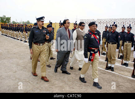 Sindh Law und Gefängnis Minister prüft Ayaz Soomro Ehrenwache anlässlich Weitergabe Parade Zeremonie des Gefängnisses, die Polizei im Gefängnis Polizei-Trainingszentrum in Hyderabad am Donnerstag, 19. April 2012 statt. Stockfoto