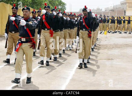 Polizei rekrutiert Defilir während heraus Parade Zeremonie der Gefängnispolizei im Gefängnis Polizeiausbildungszentrums in Hyderabad am Donnerstag, 19. April 2012 statt. Stockfoto