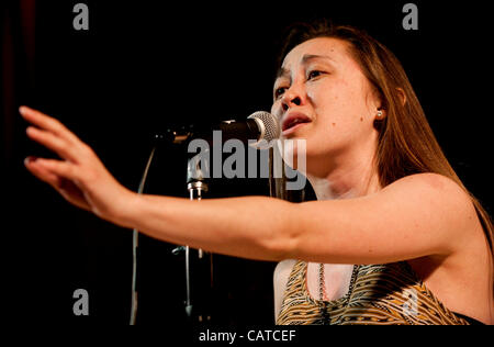 18. April 2012 - konkurriert La Verne, Kalifornien, USA - Isabella Borgeson von der Universität von Kalifornien - Berkeley beim 12. jährlichen College Gewerkschaften Poetry Slam an der University of La Verne.  Slam, ein Dichterwettbewerb Leistung vorgestellten Dichter aus 48 Hochschulen und Universitäten aus über die Uni Stockfoto