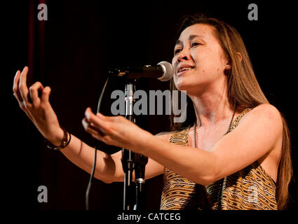 18. April 2012 - konkurriert La Verne, Kalifornien, USA - Isabella Borgeson von der Universität von Kalifornien - Berkeley beim 12. jährlichen College Gewerkschaften Poetry Slam an der University of La Verne.  Slam, ein Dichterwettbewerb Leistung vorgestellten Dichter aus 48 Hochschulen und Universitäten aus über die Uni Stockfoto