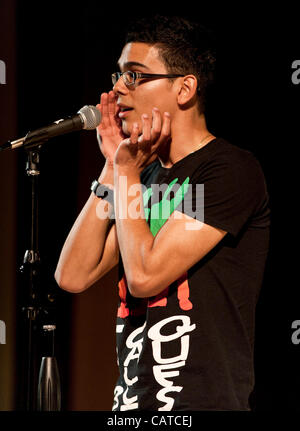 18. April 2012 tritt beim 12. jährlichen College Gewerkschaften Poetry Slam an der University of La Verne - La Verne, Kalifornien, USA - Noel Quinones am Swarthmore College.  Slam, ein Dichterwettbewerb Leistung vorgestellten Dichter aus 48 Hochschulen und Universitäten aus quer durch die Vereinigten Staaten die rezitierte oder Stockfoto