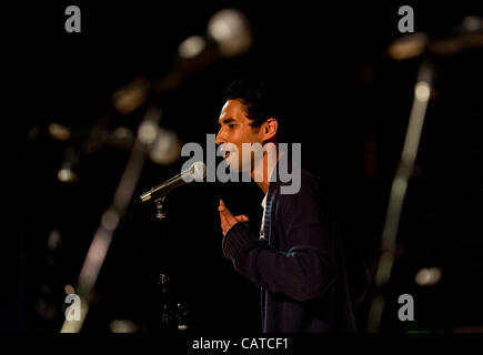 18. April 2012 - konkurriert La Verne, Kalifornien, USA - Gabriel Cortez von der Universität von Kalifornien - Berkeley beim 12. jährlichen College Gewerkschaften Poetry Slam an der University of La Verne.  Slam, ein Dichterwettbewerb Leistung vorgestellten Dichter aus 48 Hochschulen und Universitäten aus über die Unite Stockfoto