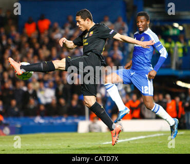 18.04.2012. Stamford Bridge, Chelsea, London. Adiano des FC Barcelona und Chelseas nigerianischer Fußballspieler John Obi Mikel während der Champions League Semi Final 1. Bein match zwischen Chelsea und Barcelona an der Stamford Bridge Stadion am 18. April 2012 in London, England. Stockfoto