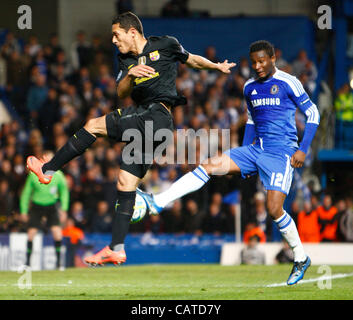 18.04.2012. Stamford Bridge, Chelsea, London. Adiano des FC Barcelona und Chelseas nigerianischer Fußballspieler John Obi Mikel während der Champions League Semi Final 1. Bein match zwischen Chelsea und Barcelona an der Stamford Bridge Stadion am 18. April 2012 in London, England. Stockfoto