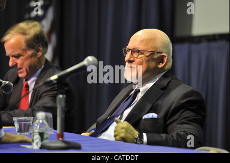 Gouverneur Howard B. Dean III (links) und Edward J. Rollins (rechts) sind zwei der Diskussionsteilnehmer bei "Wechsel im Weißen Haus?" auf Donnerstag, 19. April 2012, an der Hofstra University in Hempstead, New York, USA. Hofstra Veranstaltung war Teil der "Debatte 2012." Stockfoto