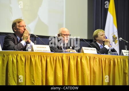 Gouverneur Howard B. Dean III (links), Edward J. Rollins (Mitte) und Herrn Stewart Wood von Anfield (rechts) sind Teilnehmer am "Veränderung im Weißen Haus?" auf Donnerstag, 19. April 2012, an der Hofstra University in Hempstead, New York, USA. Hofstra Veranstaltung war Teil der "Debatte 2012." Stockfoto