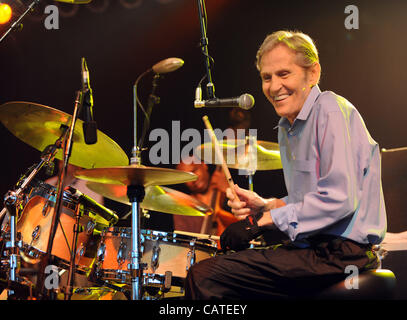 14. Juni 2008 Leben - Manchester, Tennessee, USA - legendäre Musiker LEVON HELM Peforms mit auf die Straße-Band The Wanderung, wie seine aktuelle Tournee 2008 einen Stopp an der Bonnaroo Music and Arts Festival macht. Die viertägige mehrstufige camping Festival zieht mehr als 90.000 Musikfans und findet auf einem 700 qm f Stockfoto