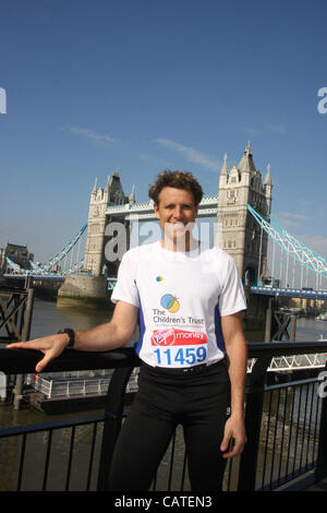 Freitag, 20. April 2012, London UK. Britische Rudern Weltmeister und Doppel Olympiasieger James Cracknell vor Tower Bridge bei dem Fototermin für prominente Teilnehmer beim 2012 Virgin London-Marathon. Stockfoto