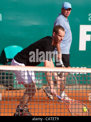 20.04.2012 Monte Carlo, Monaco. Andy Murray (GBR) spielt einen Schuss als sein Trainer sieht Ivan Lendl während einem warm-up vor dem Quartal am letzten Singles Match zwischen Andy Murray (GBR) und Tomas Berdych (CZE) beim Monte Carlo Masters ATP Tennisturnier statt in Monte Carlo Country Club, Mo Stockfoto