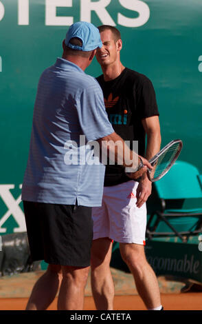 20.04.2012 Monte Carlo, Monaco. Andy Murray (GBR) und seinem Trainer Ivan Lendl blickt auf in einem warm-up vor dem Quartal letzte Singles Match zwischen Andy Murray (GBR) und Tomas Berdych (CZE) beim ATP Monte Carlo Masters Tennisturnier in Monte-Carlo Country Club, Monaco statt. Mandato Stockfoto