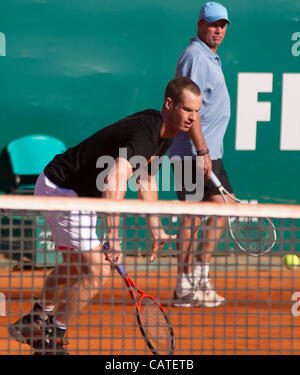 20.04.2012 Monte Carlo, Monaco. Andy Murray (GBR) spielt einen Schuss als sein Trainer sieht Ivan Lendl während einem warm-up vor dem Quartal am letzten Singles Match zwischen Andy Murray (GBR) und Tomas Berdych (CZE) beim Monte Carlo Masters ATP Tennisturnier statt in Monte Carlo Country Club, Mo Stockfoto