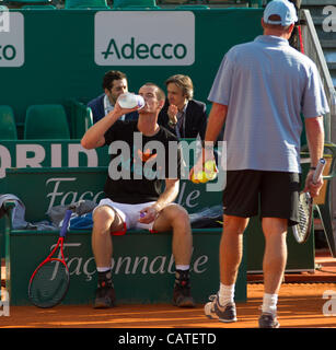 20.04.2012 Monte Carlo, Monaco. Andy Murray (GBR) und seinem Trainer Ivan Lendl blickt auf in einem warm-up vor dem Quartal letzte Singles Match zwischen Andy Murray (GBR) und Tomas Berdych (CZE) beim ATP Monte Carlo Masters Tennisturnier in Monte-Carlo Country Club, Monaco statt. Mandato Stockfoto