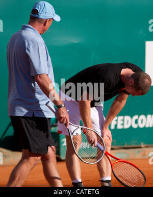 20.04.2012 Monte Carlo, Monaco. Andy Murray (GBR) und seinem Trainer Ivan Lendl blickt auf in einem warm-up vor dem Quartal letzte Singles Match zwischen Andy Murray (GBR) und Tomas Berdych (CZE) beim ATP Monte Carlo Masters Tennisturnier in Monte-Carlo Country Club, Monaco statt. Mandato Stockfoto