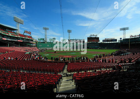 Boston, Massachusetts, USA. 19. April 2012. Achtzehn Minuten nach Fenway Park für die Öffentlichkeit geöffnet für ein offenes Haus auf ihr 100-jähriges bestehen. Hunderte von Menschen fangen an, innerhalb des Stadions zu sammeln, die für die Öffentlichkeit von 09:00 bis 17:00 geöffnet war. Stockfoto