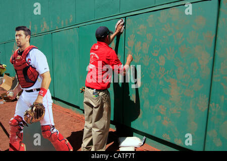 Boston, Massachusetts, USA. 19. April 2012. Fenway Park Anlage Crew Stand hinter einem Karton Ausschnitt & sauber Tausende von Hand druckt aus der Green Monster-Wand.  Die Handabdrücke wurden dort von Tausenden von Red Sox Fans setzen, die Fenway Park besucht, denn es ist 100. Jahrestag Tag der offenen Tür. Stockfoto