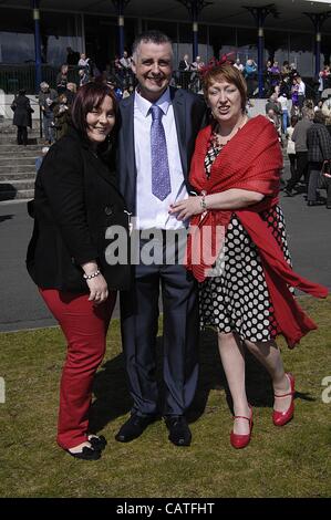 Ayr, UK. 20. April 2012. Schottische Grand National-Wochenende (Tag 1). Eine lustige Tag für ein paar und ihr Freund in Ayr Racecourse. Stockfoto