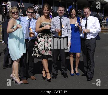 Ayr, UK. 20. April 2012. Schottische Grand National-Wochenende (Tag 1). Ein Tag bei den Rennen. Diese Freunde haben Spaß in der Sonne, wie sie ihre ersten Sieger des Tages feiern! Stockfoto