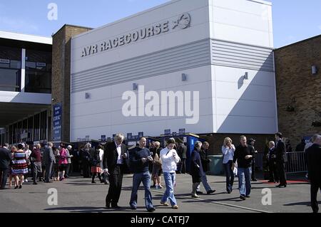 Ayr, UK. 20. April 2012. Schottische Grand National-Wochenende (Tag 1). Racegoers, die ihren Weg in Ayr Racecourse heute Nachmittag am ersten Tag der Scottish National Grand Week-end. Stockfoto