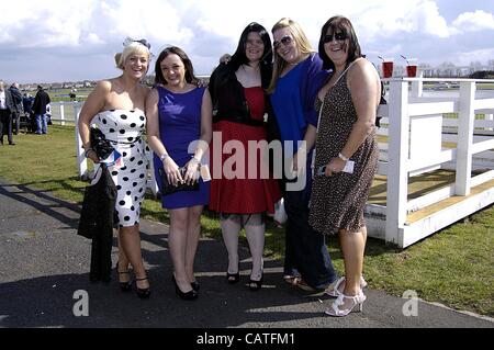 Ayr, UK. 20. April 2012. Schottische Grand National-Wochenende (Tag 1). Lady Racegoers Spaß bei Ayr Rennen. Stockfoto