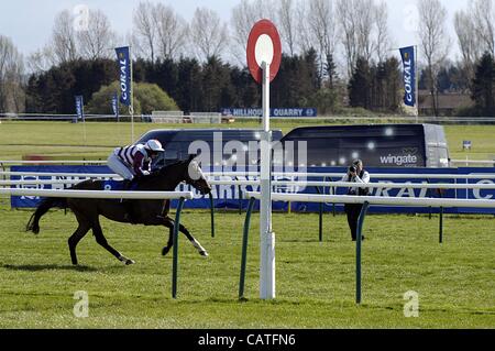 Ayr, UK. 20. April 2012. Schottische Grand National-Wochenende (Tag 1). Gewinner - Cool Baranca geritten von Miss E. C. Sayer ist zuerst die Ziellinie in das zweite Rennen in Ayr heute Nachmittag. Stockfoto