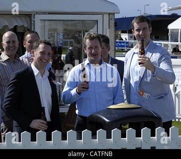 Ayr, UK. 20. April 2012. Schottische Grand National-Wochenende (Tag 1). Jungen unterhaltsamen Nachmittag. Männliche Racegoers genießen Sie eine Erfrischung in der Nachmittagssonne in Ayr Racecourse. Stockfoto