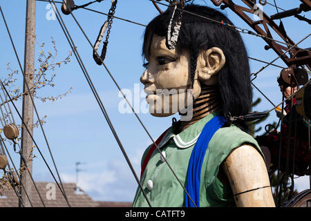 Liverpool, Vereinigtes Königreich, Freitag, 20. April 2012. Die riesigen kleine Mädchen Puppe beginnt ihr Spaziergang durch die Stadt auf dem ersten eine 3-tägige Veranstaltung "Sea Odyssey-Riese spektakuläre". Die Veranstaltung trägt zum Gedenken an den Untergang der Titanic 100 Jahr-Jubiläum. Stockfoto