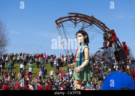 Liverpool, Vereinigtes Königreich, Freitag, 20. April 2012. Die riesigen kleine Mädchen Puppe beginnt ihr Spaziergang durch die Stadt auf dem ersten eine 3-tägige Veranstaltung "Sea Odyssey-Riese spektakuläre". Die Veranstaltung trägt zum Gedenken an den Untergang der Titanic 100 Jahr-Jubiläum. Stockfoto