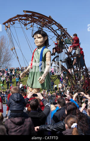 Liverpool, Vereinigtes Königreich, Freitag, 20. April 2012. Die riesigen kleine Mädchen Puppe beginnt ihr Spaziergang durch die Stadt auf dem ersten eine 3-tägige Veranstaltung "Sea Odyssey-Riese spektakuläre". Die Veranstaltung trägt zum Gedenken an den Untergang der Titanic 100 Jahr-Jubiläum. Stockfoto