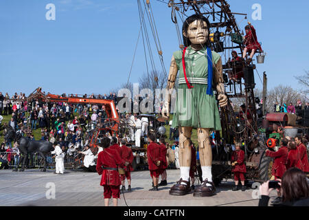 Liverpool, Vereinigtes Königreich, Freitag, 20. April 2012. Die riesigen kleine Mädchen Puppe beginnt ihr Spaziergang durch die Stadt auf dem ersten eine 3-tägige Veranstaltung "Sea Odyssey-Riese spektakuläre". Die Veranstaltung trägt zum Gedenken an den Untergang der Titanic 100 Jahr-Jubiläum. Stockfoto