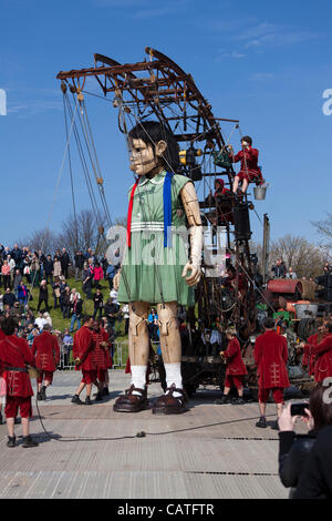 Liverpool, Vereinigtes Königreich, Freitag, 20. April 2012. Die riesigen kleine Mädchen Puppe beginnt ihr Spaziergang durch die Stadt auf dem ersten eine 3-tägige Veranstaltung "Sea Odyssey-Riese spektakuläre". Die Veranstaltung trägt zum Gedenken an den Untergang der Titanic 100 Jahr-Jubiläum. Stockfoto