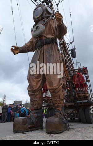 Liverpool, Vereinigtes Königreich, Freitag, 20. April 2012. Die riesigen Onkel Marionette beginnt seinen Spaziergang durch die Stadt von Liverpool auf dem ersten eine 3-tägige Veranstaltung "Sea Odyssey-Riese spektakuläre". Die Veranstaltung trägt zum Gedenken an den Untergang der Titanic 100 Jahr-Jubiläum. Stockfoto