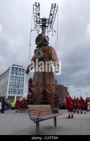 Liverpool, Vereinigtes Königreich, Freitag, 20. April 2012. Die riesigen Onkel Marionette beginnt seinen Spaziergang durch die Stadt von Liverpool auf dem ersten eine 3-tägige Veranstaltung "Sea Odyssey-Riese spektakuläre". Die Veranstaltung trägt zum Gedenken an den Untergang der Titanic 100 Jahr-Jubiläum. Stockfoto