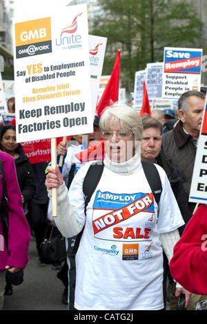 Ein Protest gegen die Schließung der Remploy Fabriken, für Menschen mit Behinderungen, ist unter der Leitung von Gail Carmail (Assistant Gen Sec von Vereinen) und beginnt außen Caxton-Haus, das Ministerium für Arbeit und Renten und landet außerhalb des Parlaments.  Westminster, London, UK, 20. April 2012. Stockfoto