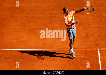 20.04.2012 Monte Carlo, Monaco. Rafael Nadal (ESP) in Aktion gegen Stanislas Wawrinka (SUI) im Viertel-Finale der Monte-Carlo Rolex Masters 2012 spielte bei der Monte-Carlo Country Club, Monaco. Stockfoto