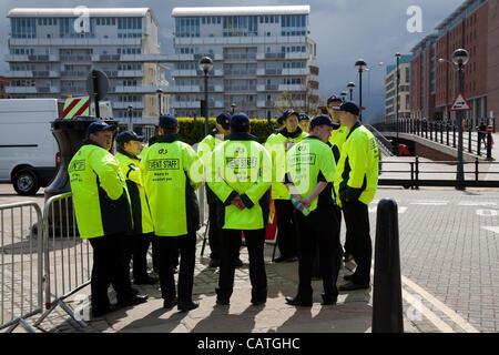 Event Security Personal an der Liverpool Kings Dock, Marina, Merseyside, UK. Freitag, 20. April 2012. Sea Odyssey riesige Marionette spektakulär zu gedenken Titanic Tragödie. Stockfoto