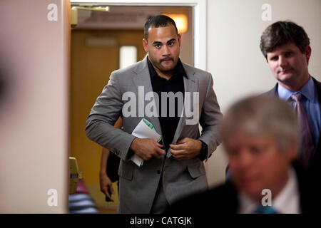 20. April 2012 - verlässt Santa Barbara, Kalifornien, USA - Miami Dolphins Linebacker KOA MISI seine Anklage in Santa Barbara Amtsgericht am Freitagmorgen. Misi ist aufgeladen mit Batterie mit schwerer Körperverletzung, Wohnungseinbrüche und ein Zeuge, der aufgrund eines Vorfalls am 15. April abzubringen Stockfoto