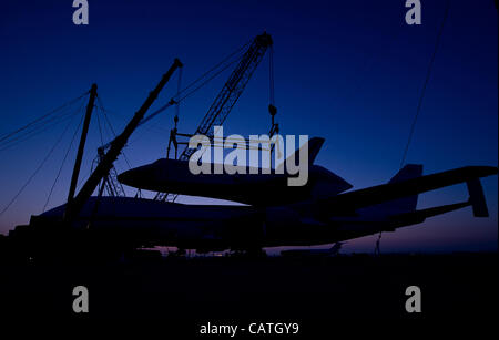 Das Space Shuttle Enterprise in der Silhouette als es ist am Anfang der NASA 747 Shuttle Carrier Aircraft am Washington Dulles International Airport 20. April 2012, in Dulles, Virginia gedeckt.  Der Transporter lieferte die Entdeckung des Smithsonian Museums und nimmt das Unternehmen auf ständige Ausstellung in Stockfoto