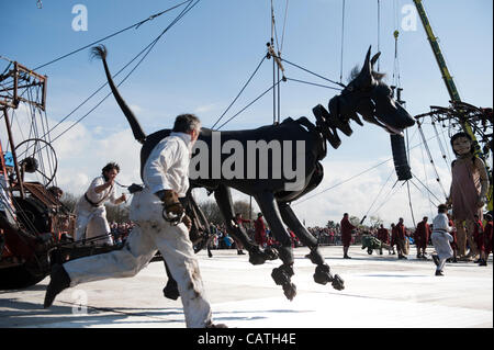 LIVERPOOL, Vereinigtes Königreich, 20. April 2012. Die Meer-Odyssee. Der riesige Hund, Xolo, läuft um Stanley Park. Stockfoto