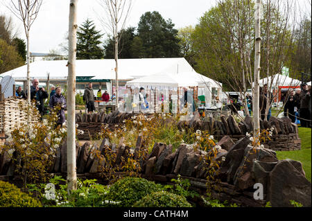 Besucher genießen die Gärten und steht auf Freitag, 20. April 2012, der erste Tag der RHS zeigen, Cardiff, Wales, Großbritannien.  Jährliche Blumenschau eingebettet in Cardiffs Bute Park. Stockfoto