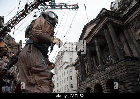 LIVERPOOL, Vereinigtes Königreich, 20. April 2012. Die Meer-Odyssee. Der riesige Onkel grüßt der Oberbürgermeister im Rathaus. Stockfoto