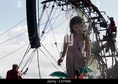 LIVERPOOL, Vereinigtes Königreich, 20. April 2012. Die Meer-Odyssee. Die kleinen Mädchen riesige Duschen nach dem Aufwachen. Stockfoto