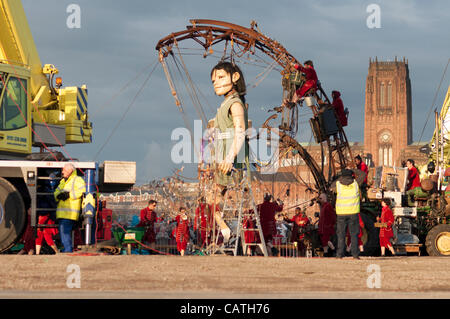 LIVERPOOL, Vereinigtes Königreich, 20. April 2012. Die Meer-Odyssee. Die kleine Mädchen Riese geht um Kings Dock. Stockfoto