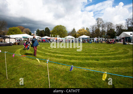 Besucher genießen die "Prozessionsstraße Labyrinth' zeigen Funktion auf Freitag, 20. April 2012, dem ersten Tag der RHS zeigen Cardiff im Bute Park, Wales, UK.  Als im freien Raum für Inspiration, Meditation und Stimulation entworfen von Lynne Allbutt. Stockfoto