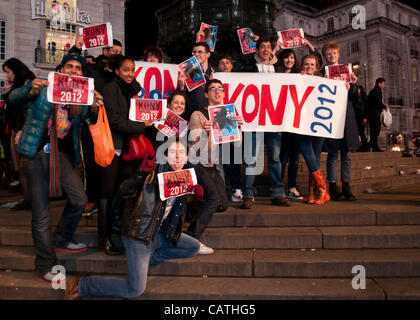 London, UK. 20.04.12. Kony 2012 Demonstranten auf den Stufen des Eros-Statue am Piccadilly Circus während ihrer Decke der Nacht-Kampagne. Rund 30 Demonstranten nahmen an der Veranstaltung, anstatt den 1000 erwartet. Stockfoto