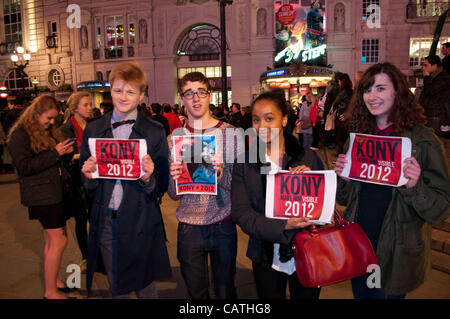 London, UK. 20.04.12. Kony 2012 Demonstranten während ihrer Decke der Nacht-Kampagne. Rund 30 Demonstranten nahmen an der Veranstaltung, anstatt den 1000 erwartet. Stockfoto