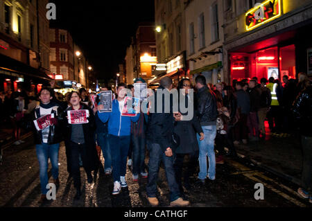 London, UK. 20.04.12. Kony 2012 Demonstranten Runing unten Old Compton Street, Soho während ihrer Decke der Nacht-Kampagne. Rund 30 Demonstranten nahmen an der Veranstaltung, anstatt den 1000 erwartet. Stockfoto