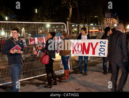 London, UK. 20.04.12. Kony 2012 Demonstranten taping Plakate an Zäunen in Leicester Square während ihrer Decke der Nacht-Kampagne. Rund 30 Demonstranten nahmen an der Veranstaltung, anstatt den 1000 erwartet. Stockfoto