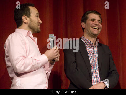 20. April 2012 - Ann Arbor, Michigan, USA - Produzent Rodney Rothman, links und Regisseur Nicholas Stoller beantworten Sie die Fragen nach einem sneak Peak Auftritt ihres Films "die 5-Jahres Engagement'' am Theater Michigan in Ann Arbor, MI am 20. April 2012. (Kredit-Bild: © Mark Bialek/ZUMAPRESS.com) Stockfoto